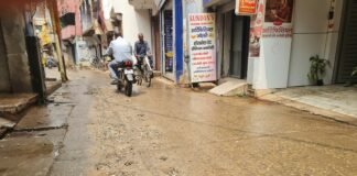 मिर्जापुर की सड़कें बनी मुसीबत त्योहारों में दुकानदारों की भी चिंता बढ़ी