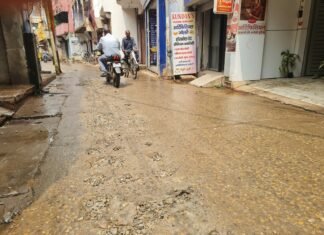 मिर्जापुर की सड़कें बनी मुसीबत त्योहारों में दुकानदारों की भी चिंता बढ़ी
