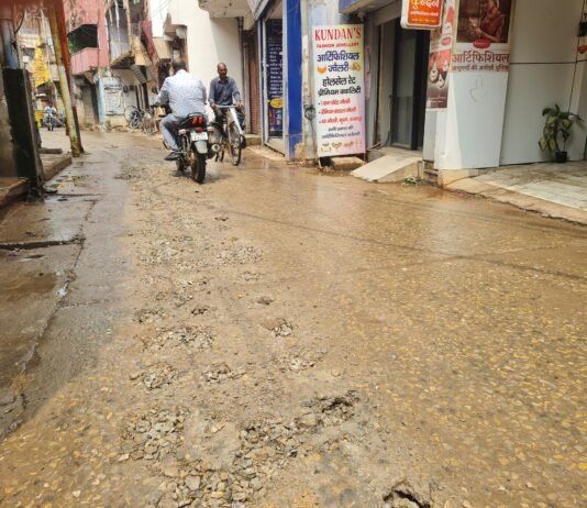 मिर्जापुर की सड़कें बनी मुसीबत त्योहारों में दुकानदारों की भी चिंता बढ़ी