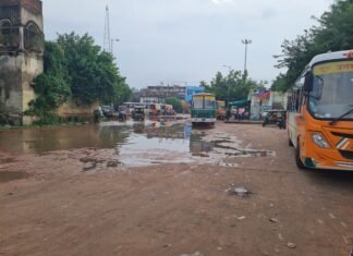 मंडल मुख्यालय के रोडवेज बस स्टेशन की बदहाली पर उठे सवाल