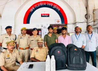 मिर्जापुर रेलवे स्टेशन पर 21 लीटर अंग्रेजी शराब के साथ दो तस्कर गिरफ्तार