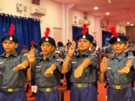 विश्व स्काउट स्कार्फ दिवस पर डैफोडिल्स पब्लिक स्कूल में दीक्षा संस्कार व सम्मान समारोह