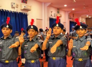 विश्व स्काउट स्कार्फ दिवस पर डैफोडिल्स पब्लिक स्कूल में दीक्षा संस्कार व सम्मान समारोह