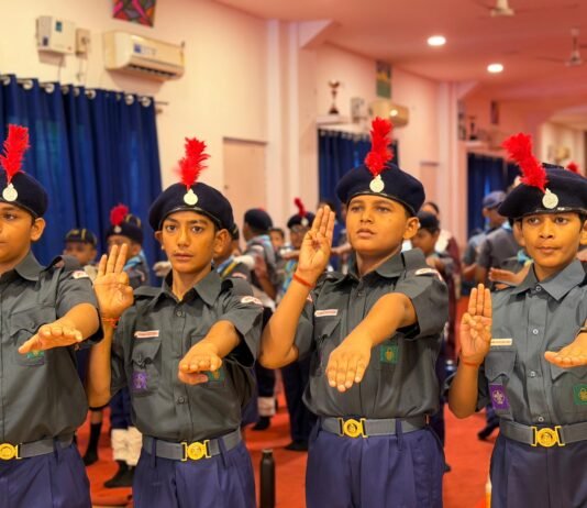 विश्व स्काउट स्कार्फ दिवस पर डैफोडिल्स पब्लिक स्कूल में दीक्षा संस्कार व सम्मान समारोह