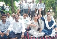 संयुक्त कृषि निदेशक पर उत्पीड़न के आरोप, कर्मचारियों का प्रदर्शन