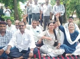 संयुक्त कृषि निदेशक पर उत्पीड़न के आरोप, कर्मचारियों का प्रदर्शन
