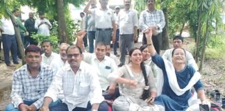 संयुक्त कृषि निदेशक पर उत्पीड़न के आरोप, कर्मचारियों का प्रदर्शन