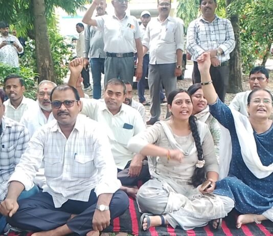 संयुक्त कृषि निदेशक पर उत्पीड़न के आरोप, कर्मचारियों का प्रदर्शन