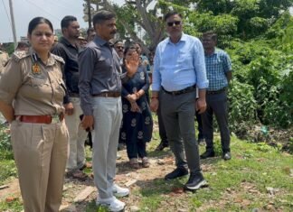 मिर्जापुर के बड़े अधिकारियों ने निर्माणाधीन छह लेन पुल का भी किया निरीक्षण