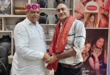 “मीरजापुर के विकास से लेकर पत्रकारिता तक, राज्य मंत्री सोहनलाल श्रीमाली ने पत्रकार वीरेंद्र गुप्ता से की चर्चा”