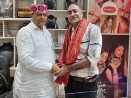 “मीरजापुर के विकास से लेकर पत्रकारिता तक, राज्य मंत्री सोहनलाल श्रीमाली ने पत्रकार वीरेंद्र गुप्ता से की चर्चा”