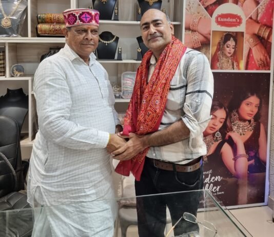 “मीरजापुर के विकास से लेकर पत्रकारिता तक, राज्य मंत्री सोहनलाल श्रीमाली ने पत्रकार वीरेंद्र गुप्ता से की चर्चा”