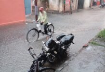 मिर्जापुर में एक घंटे की मूसलाधार बारिश से नालियां हुईं ओवरफ्लो, सड़कों पर भरा पानी