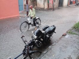 मिर्जापुर में एक घंटे की मूसलाधार बारिश से नालियां हुईं ओवरफ्लो, सड़कों पर भरा पानी