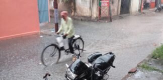 मिर्जापुर में एक घंटे की मूसलाधार बारिश से नालियां हुईं ओवरफ्लो, सड़कों पर भरा पानी