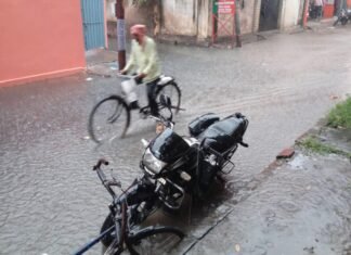मिर्जापुर में एक घंटे की मूसलाधार बारिश से नालियां हुईं ओवरफ्लो, सड़कों पर भरा पानी