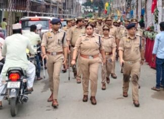 बारावफात और रक्षाबंधन को लेकर मिर्जापुर में हाई अलर्ट, संवेदनशील इलाकों में पुलिस का फ्लैग मार्च