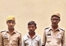 गैंगस्टर एक्ट के वांछित समेत पांच गिरफ्तार, अवैध चाकू बरामद