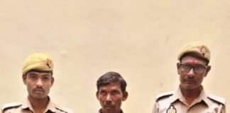 गैंगस्टर एक्ट के वांछित समेत पांच गिरफ्तार, अवैध चाकू बरामद