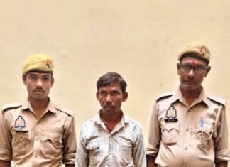 गैंगस्टर एक्ट के वांछित समेत पांच गिरफ्तार, अवैध चाकू बरामद