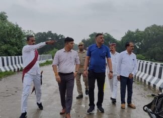 मीरजापुर में बाढ़ को लेकर प्रशासन अलर्ट, डीएम ने अकोढ़ी और चौकठ का किया निरीक्षण