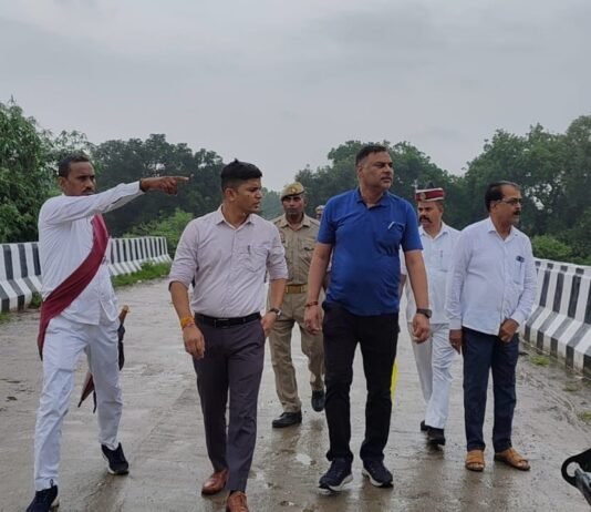 मीरजापुर में बाढ़ को लेकर प्रशासन अलर्ट, डीएम ने अकोढ़ी और चौकठ का किया निरीक्षण