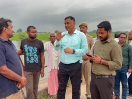 मिर्जापुर में संभावित बाढ़ को लेकर प्रशासन अलर्ट, डीएम ने बगही गांव का किया निरीक्षण