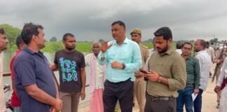 मिर्जापुर में संभावित बाढ़ को लेकर प्रशासन अलर्ट, डीएम ने बगही गांव का किया निरीक्षण