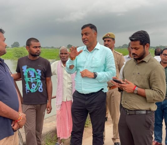मिर्जापुर में संभावित बाढ़ को लेकर प्रशासन अलर्ट, डीएम ने बगही गांव का किया निरीक्षण
