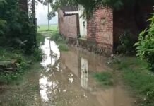 नाली न बनने से रास्ते में जलभराव, ग्रामीण ने अधिकारियों से लगाई गुहार