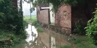नाली न बनने से रास्ते में जलभराव, ग्रामीण ने अधिकारियों से लगाई गुहार
