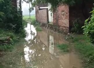 नाली न बनने से रास्ते में जलभराव, ग्रामीण ने अधिकारियों से लगाई गुहार