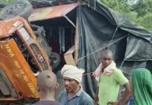 विंध्याचल टोल प्लाजा के पास अनियंत्रित क्रेन दुकान में घुसी, चालक की मौत