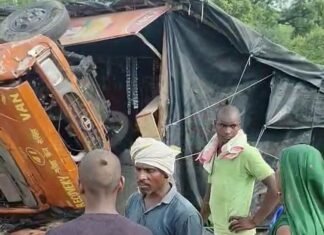 विंध्याचल टोल प्लाजा के पास अनियंत्रित क्रेन दुकान में घुसी, चालक की मौत