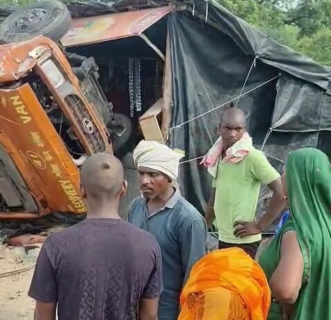 विंध्याचल टोल प्लाजा के पास अनियंत्रित क्रेन दुकान में घुसी, चालक की मौत