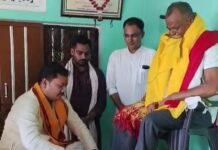 शहीद रवि सिंह के पिता का चरण-प्रक्षालन कर किया नागरिक अभिनंदन