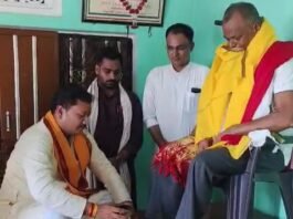 शहीद रवि सिंह के पिता का चरण-प्रक्षालन कर किया नागरिक अभिनंदन