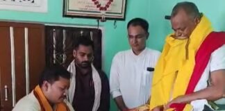 शहीद रवि सिंह के पिता का चरण-प्रक्षालन कर किया नागरिक अभिनंदन