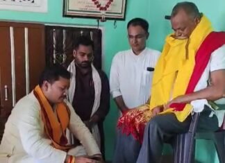 शहीद रवि सिंह के पिता का चरण-प्रक्षालन कर किया नागरिक अभिनंदन