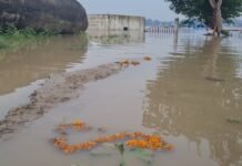 मिर्जापुर में गंगा का जलस्तर बढ़ा, हरसिंहपुर के किसानों ने फसल बीमा की मांग उठाई