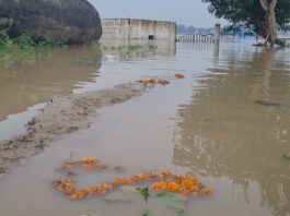 मिर्जापुर में गंगा का जलस्तर बढ़ा, हरसिंहपुर के किसानों ने फसल बीमा की मांग उठाई