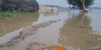 मिर्जापुर में गंगा का जलस्तर बढ़ा, हरसिंहपुर के किसानों ने फसल बीमा की मांग उठाई