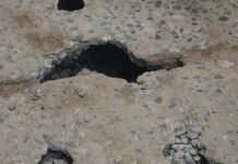 ऊपर से सड़क, नीचे खाली! मिर्जापुर में सड़क निर्माण का चौंकाने वाला सच