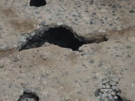 ऊपर से सड़क, नीचे खाली! मिर्जापुर में सड़क निर्माण का चौंकाने वाला सच