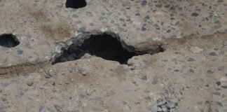 ऊपर से सड़क, नीचे खाली! मिर्जापुर में सड़क निर्माण का चौंकाने वाला सच