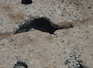 ऊपर से सड़क, नीचे खाली! मिर्जापुर में सड़क निर्माण का चौंकाने वाला सच