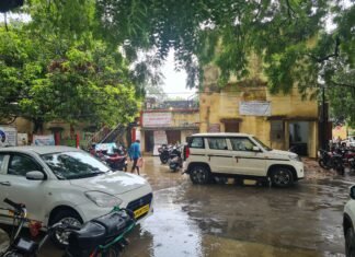 झमाझम बारिश से मिर्जापुर बेहाल, सड़कें बनीं मुसीबत
