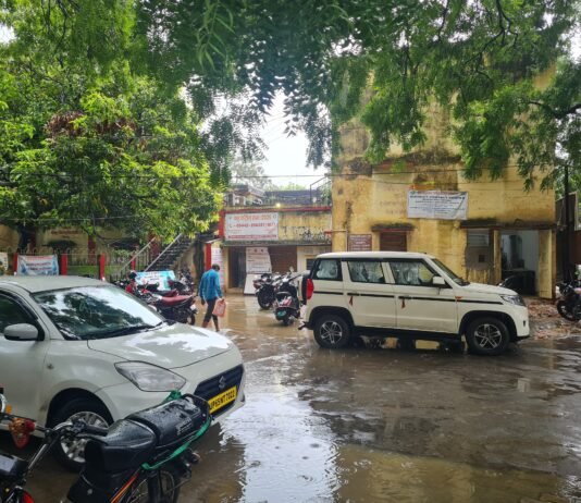 झमाझम बारिश से मिर्जापुर बेहाल, सड़कें बनीं मुसीबत
