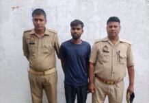 नकली सोने की गुल्ली बेचकर ठगी करने वाला गिरफ्तार, तीन पीली धातु व पांच हजार रुपये बरामद