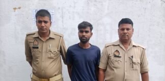 नकली सोने की गुल्ली बेचकर ठगी करने वाला गिरफ्तार, तीन पीली धातु व पांच हजार रुपये बरामद